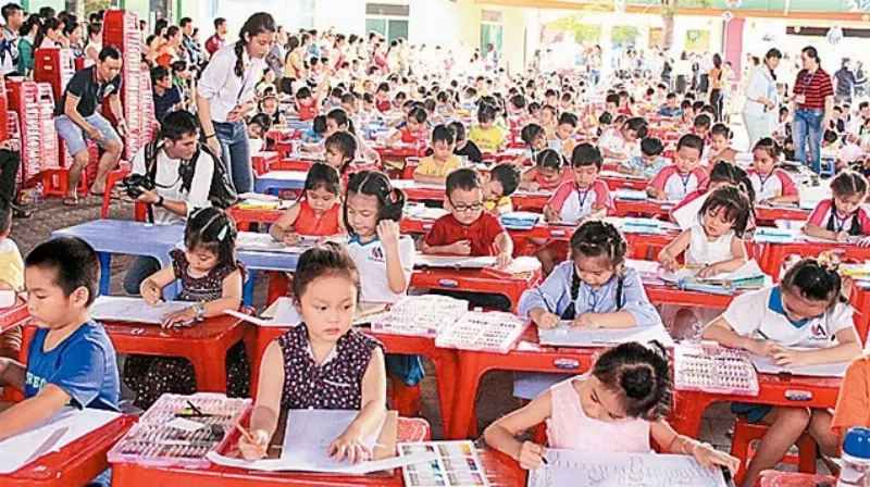 Các em nhỏ đang say sưa vẽ tranh Bác Hồ trong một hoạt động giáo dục nghệ thuật bổ ích và đầy ý nghĩa.